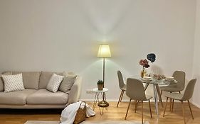 Zentrales Apartment Mit Balkon